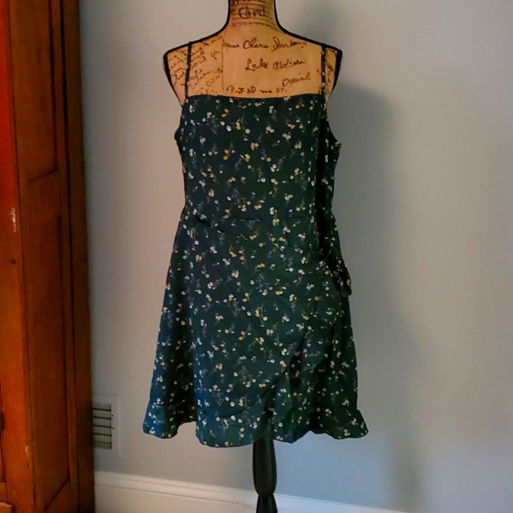 Green faux wrap sundress with gold and cream flower detail. Size-XL